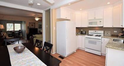 Cozy and Private Home Located within Minutes of Downtown and the Water