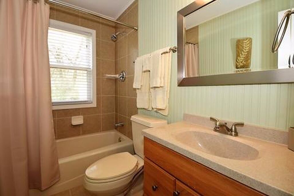 Cozy and Private Home Located within Minutes of Downtown and the Water