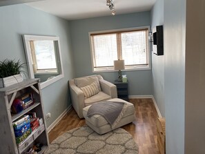 Smart TV, DVD player - Cozy and Private Home Located within Minutes of Downtown and the Water (Lake Geneva)