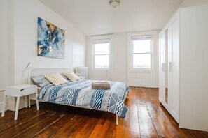 4 bedrooms, iron/ironing board, WiFi, bed sheets
