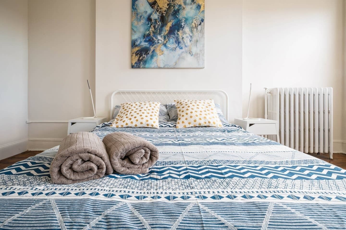 4 bedrooms, iron/ironing board, WiFi, bed sheets