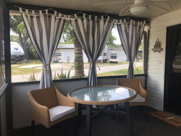 Outdoor dining - Cozy Vacation Rental, Perfect for short term, Snowbirds & Traveling Nurses (Ormond Beach)