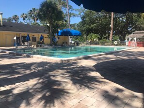 Alberca al aire libre y alberca climatizada