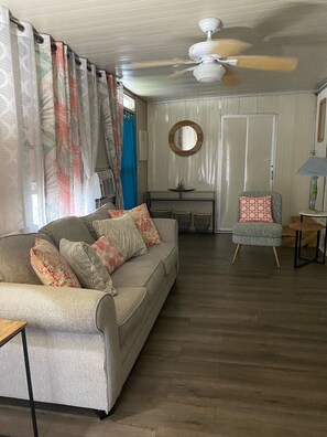 TV - Cozy Vacation Rental, Perfect for short term, Snowbirds & Traveling Nurses (Ormond Beach)