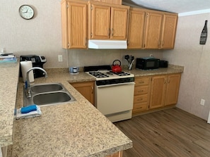Refrigerador, microondas, horno, placa de cocina