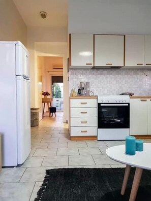 Appartamento Comfort, 1 camera da letto, vista mare, lato giardino | Cucina privata | Frigorifero con congelatore, forno, piano cottura, macchina per tè/caffè