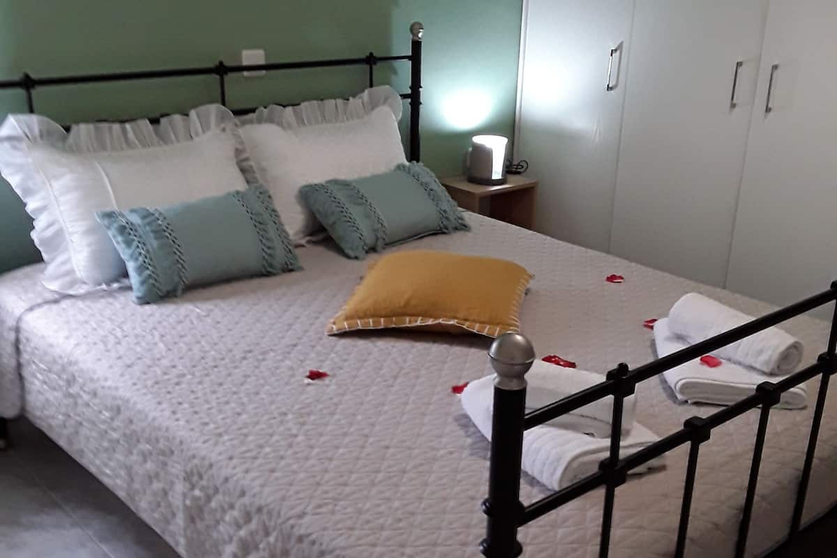 Comfort-Apartment, 1 Schlafzimmer, Meerblick, zum Garten hin | 1 Schlafzimmer, Allergikerbettwaren, individuell dekoriert