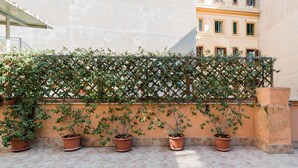 Un balcon avec une balustrade en treillis et des plantes en pot.