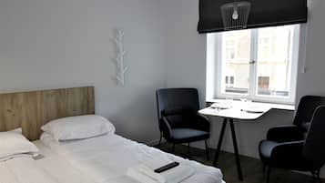 1 habitación, tabla de planchar con plancha, wifi gratis y ropa de cama