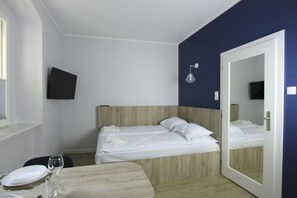 1 habitación, tabla de planchar con plancha, wifi gratis y ropa de cama 
