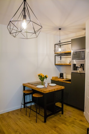 Deluxe Apartment | Private kitchen | Mini-fridge, microwave, stovetop, dishwasher - Łazienna Premier (Torun)