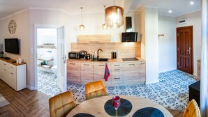 Un apartamento moderno con sala de estar, comedor y cocina.
