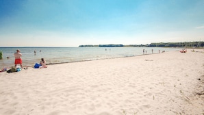 A sandy beach with people swimming and relaxing. - 2 bedroom nice apartment in Hejls (Hejls)