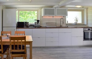 Kühlschrank, Herdplatte, Wasserkocher mit Kaffee-/Teezubehör