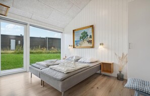 4 bedrooms, travel crib, free WiFi