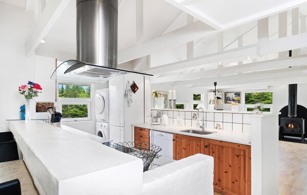 Een koelkast, een kookplaat, een vaatwasser