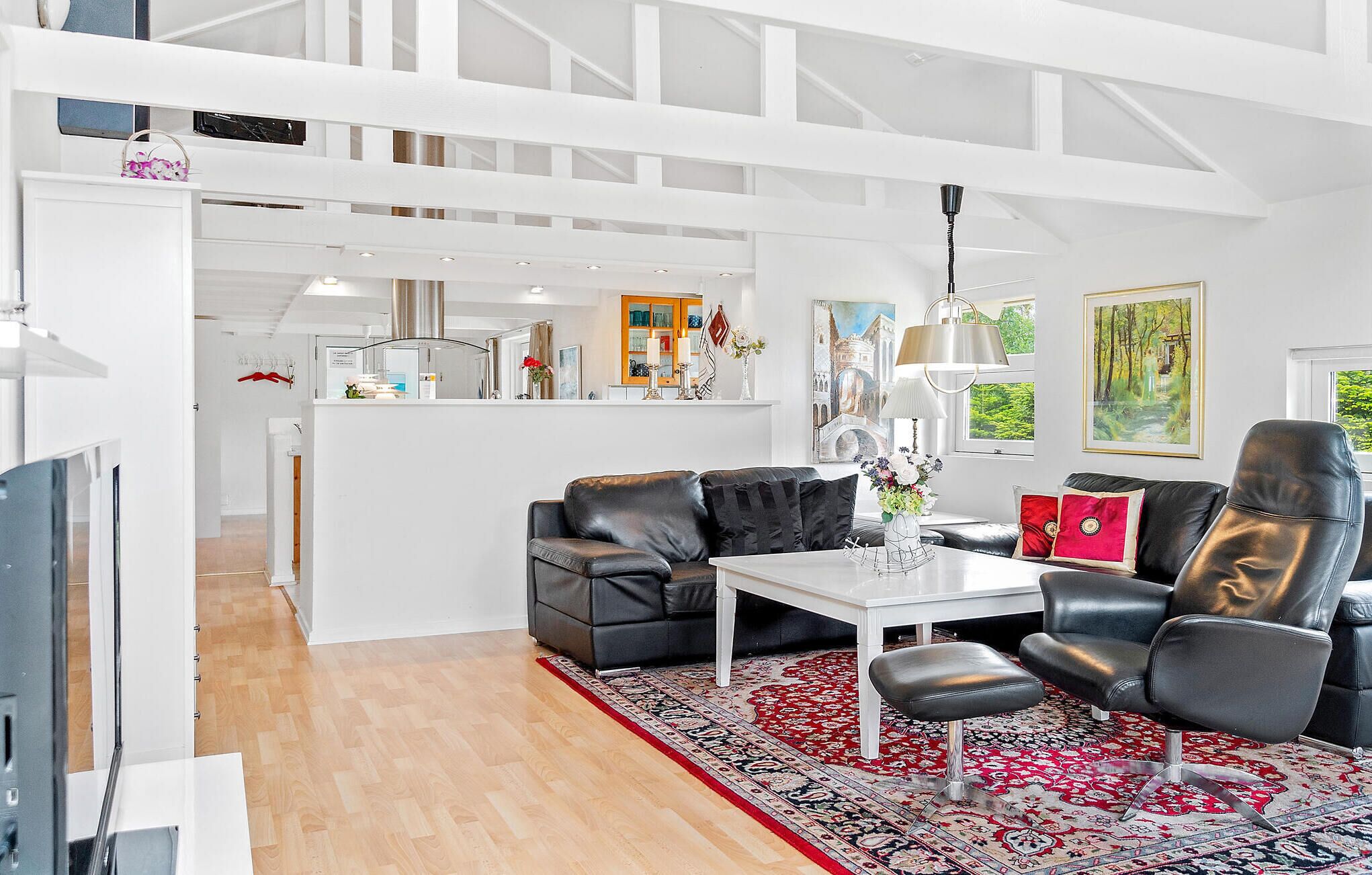 Televisie, een open haard en een dvd-speler