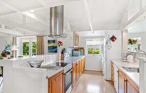 Een koelkast, een kookplaat, een vaatwasser