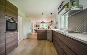 Réfrigérateur, four, lave-vaisselle, cafetiÚre/bouilloire