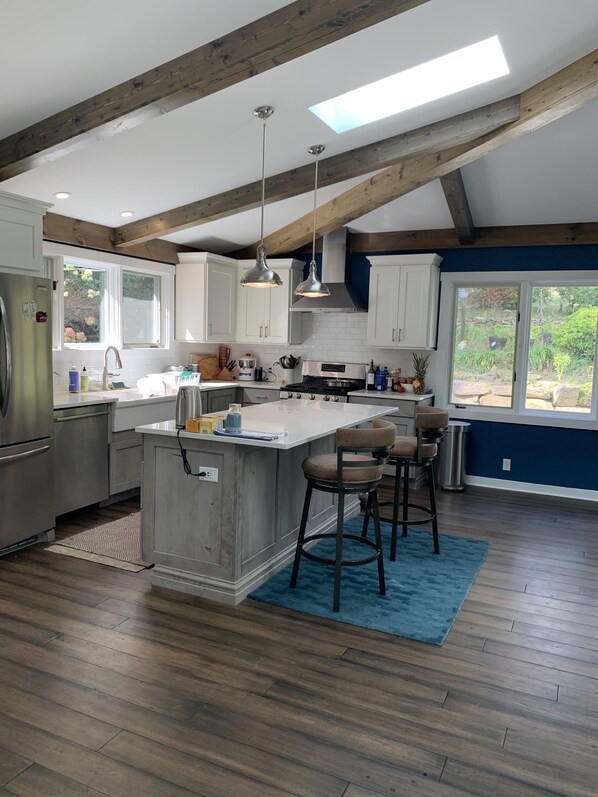 Réfrigérateur, un four, surface de cuisson, lave-vaisselle