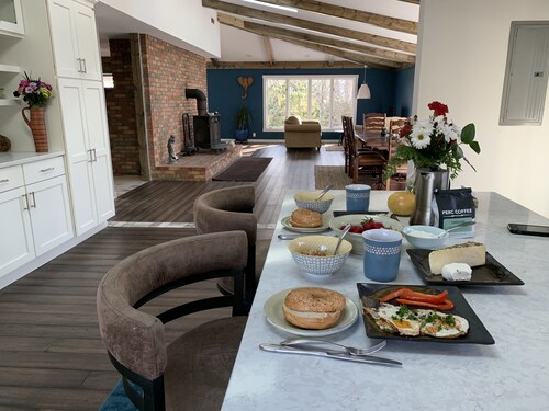 3-min to Linville Falls. Beautiful home-3 BDRMs on 13 acres. Best breakfast. 