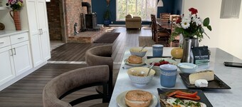 3-min to Linville Falls. Beautiful home-3 BDRMs on 13 acres. Best breakfast. 