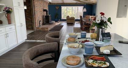 3-min to Linville Falls. Beautiful home-3 BDRMs on 13 acres. Best breakfast.