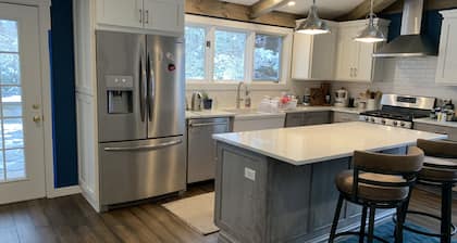 3-min to Linville Falls. Beautiful home-3 BDRMs on 13 acres. Best breakfast.