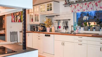 Coffee/tea maker, fridge, microwave, oven