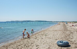 بالقرب من الشاطئ