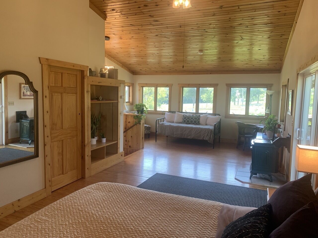 4 bedrooms, desk, iron/ironing board, travel cot