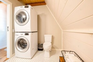 Bathtub, hair dryer - Hidden A-Frame at Double Bridge with Firepit (Mountain View)