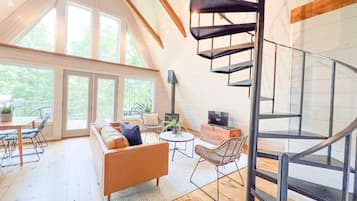 Een smart-tv en een open haard