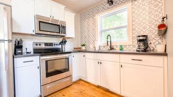 Een koelkast, een magnetron, een oven, een kookplaat