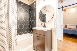 Bathtub, hair dryer - Hidden A-Frame at Double Bridge with Firepit (Mountain View)