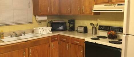 冷蔵庫、電子レンジ、オーブン、コンロ