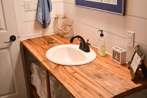 Combined shower/bathtub, hair dryer, towels, soap