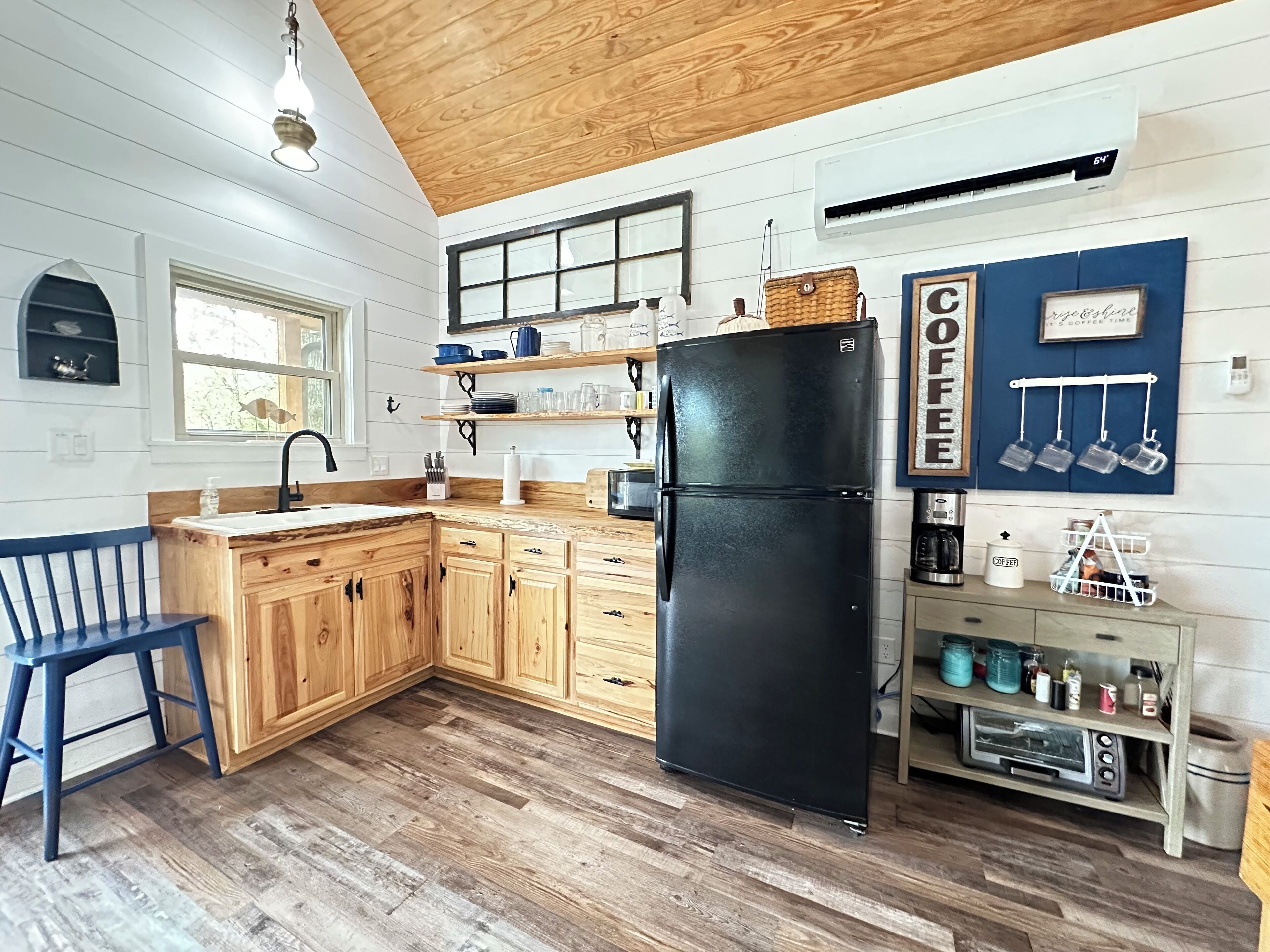 Jääkaappi, mikroaaltouuni, kahvin-/teenkeitin, leivänpaahdin