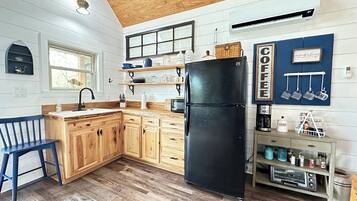 Réfrigérateur, micro-ondes, cafetiÚre/bouilloire, grille-pain