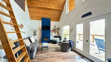 Téléviseur, foyer, lecteur de DVD, livres