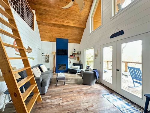 Stay in a Treehouse Escape at Lake Catherine / Fire Pit + Lake Toys + Privacy