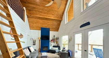 Stay in a Treehouse Escape at Lake Catherine / Fire Pit + Lake Toys + Privacy