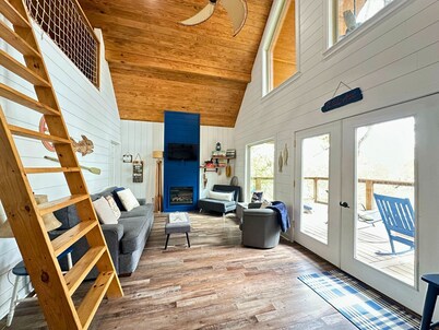 Stay in a Treehouse Escape at Lake Catherine / Fire Pit + Lake Toys + Privacy