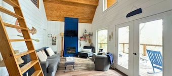 Stay in a Treehouse Escape at Lake Catherine / Fire Pit + Lake Toys + Privacy