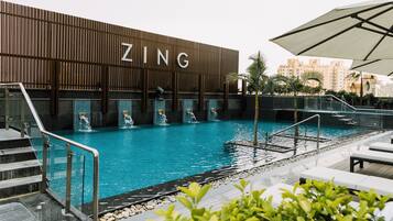 Piscina a l'aire lliure i gandules