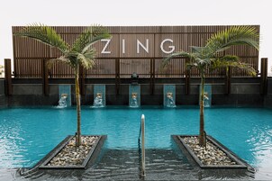 Una piscina al aire libre, sillones reclinables de piscina