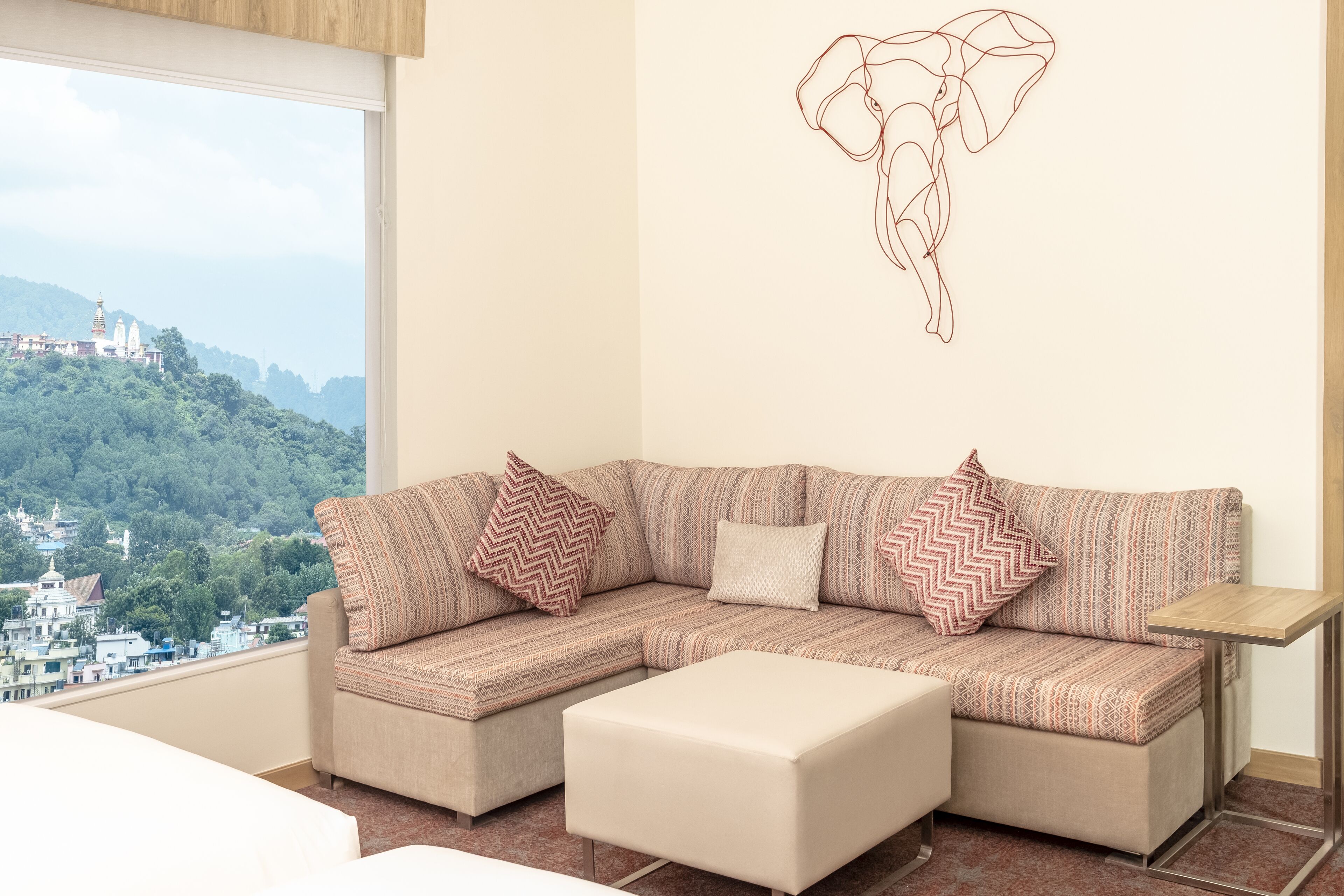 City View King with Sofa Seater | Zona de estar | Una televisión LED