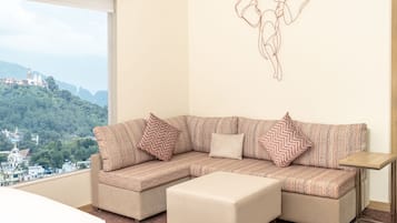 City View King with Sofa Seater | Zona de estar | Una televisión LED
