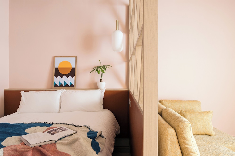 Zanzibar Locke, Ha'penny Bridge by null