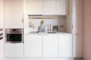 Suite estudio | Cocina privada | Refrigerador, microondas, cafetera y tetera y tetera eléctrica